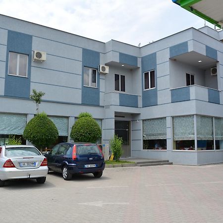 Hotel Alpet Rinas Exteriör bild