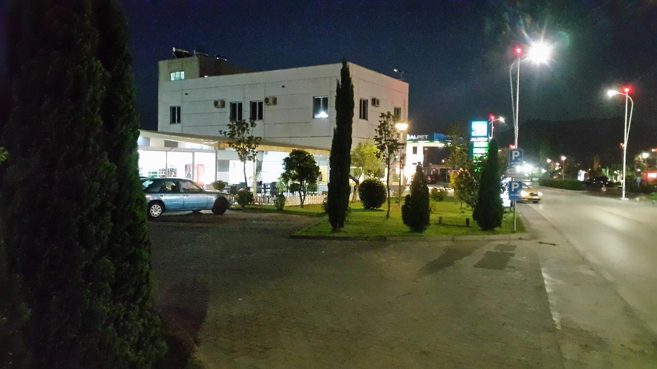 Hotel Alpet Rinas Exteriör bild